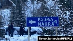 მესტიის მუნიციპალიტეტის სოფელ ნაკრასთან პოლიცია დგას.