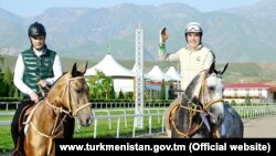 Президент Туркменистана Гурбангулы Бердымухамедов (справа) и его сын Сердар Бердымухамедов, назначенный отцом главой Ахалского велаята.