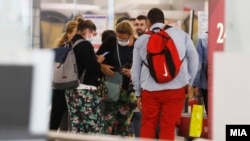 Патници со маски на скопскиот аеродром, 30.01.2020