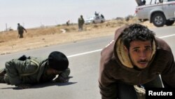 Pobunjenici u okršaju sa pro-vladinim snagama u blizini grada Brega, 04. april 2011.