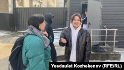 Журналист Руслан Бикетов (Казымбетов) возле департамента полиции Алматы после отбытия 15 суток ареста. 3 февраля 2025 года