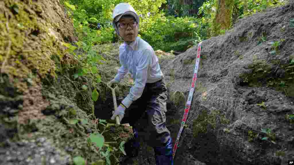 Rebun Kayo, a Hirosimai Egyetem kutatója 2025. július 8-án az 1945-ös hirosimai atombomba áldozatainak maradványait keresi