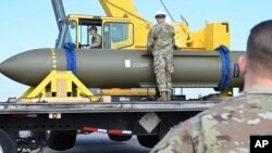 Američki piloti prenose GBU-57, ili Massive Ordnance Penetrator, najveću bombu američke vojske koja uništava bunkere. (fotografija iz arhive)