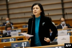 Зам.-председателката на Европейската комисия Вера Йоурова в Европейския парламент.