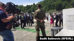 Abazović polaže cvijeće u Memorijalnom centru Srebrenica - Potočari, BiH, 11. juli 2021.