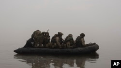 Trupat e marinës ukrainase në lumin Dnjepër, pranë Hersonit, në tetor.