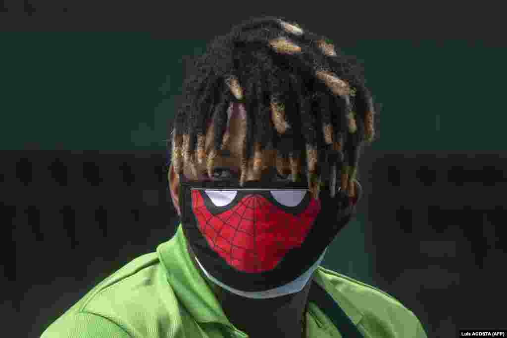 Volonter organizacije &quot;Panamski plan solidarnosti&quot; dostavlja hranu ugroženim porodicama u Panama Sitiju, 1. aprila.&nbsp;