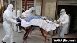 Un pacient cu coronavirus transferat de medici în Iran