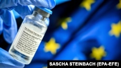 A Remdesivir vírusellenes gyógyszer egy ampullája a németországi Esseni Egyetemi Kórházban 2020. július 3-án.