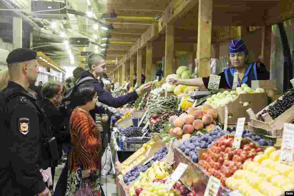 Дар як бозори хӯрокаи пойтахти Русия