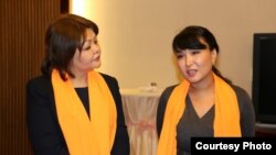Жибек Мусинова, предполагаемая жертва группового изнасилования в Есике, участвует в конференции по проблемам предотвращения насилия. Слева — ее адвокат Айман Умарова. Астана, 24 ноября 2016 года.