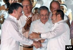Juan Manuel Santos (L) i lider FARC-a, Rodrigo Londono prilikom postizanja istorijskog mirovnog sporazuma