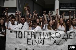 Peste 200 de tineri de la o școală de muzică s-au strâns în fața secției de poliție lângă care Kyriaki Griva a fost ucisă de fostul său partener.