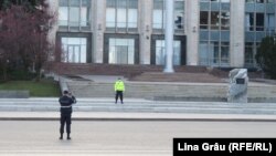 Polițiști în fața clădirii Guvernului