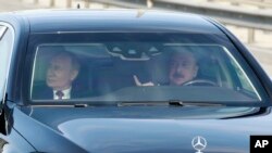 Cu Ilham la volan. Președintele rus Vladimir Putin în vizită la Baku, pe 19 august 2024. După un an, relațiile bilaterale sunt în punct mort.