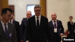 Predsednik Srbije Aleksandar Vučić ide na susret sa kineskim predsednikom Si Đinpingom, Peking, 4. septembra 2025.