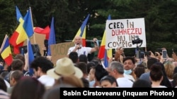Imagine de la un protest din luna iulie al susținătorilor teoriei conspirației potrivit căreia nu există Covid 19