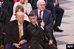 Donald Trump e dëgjon presidentin francez, Emmanuel Macron, teksa flet me të gjatë ceremonisë së rihapjes së Katedrales Notre-Dame, Paris, dhjetor 2024.