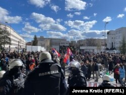 Građani ispred zgrade Skupštine Novog Sada dok je policija oko zgrade, 18. mart 2025.