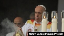 Papa Francisc în timpul slujbei religioase de la Șumleu Ciuc (România, 2019), când îndemna la fraternitate între români și maghiari.