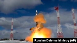 Raketa balsitike ndërkontinentale Sarmat gjatë një testimi në Plesetsk më 30 mars 2018. 