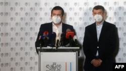 Вицепремиерът Ян Хамачек и премиерът на Чехия Андрей Бабиш по време на изявлението им от събота вечерта