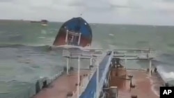 Captură de ecran din video difuzat de Procuratura pentru transporturi din sudul Rusiei. Este reprezentat un petrolier Volgoneft-212 naufragiat de o furtună în Strâmtoarea Kerci, Rusia, duminică, 15 decembrie 2024.