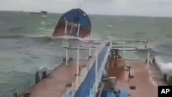 Танкер «Волгонефть 212», скриншот с видео МЧС РФ.