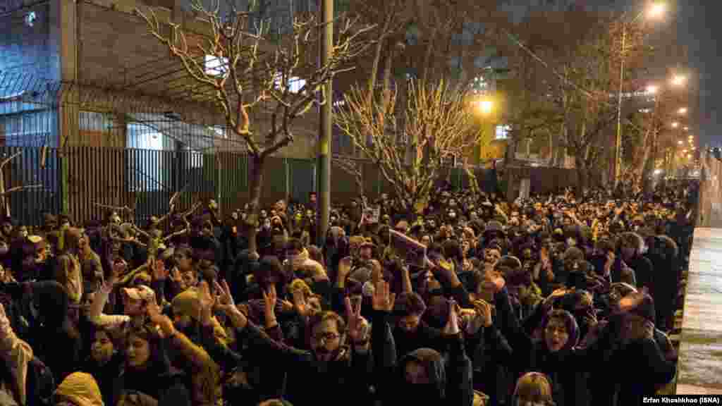 Okupljanje ispred Sharif univerziteta, 11. januar. Iranski mediji saopštili su da su 14 žrtava na letu PS752 Ukraine International Airlinesa, bili studenti.&nbsp;