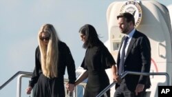 Вдова Чарли Кирка Эрика (слева) в сопровождении вице-президента США Джей Ди Вэнса и его супруги Уши Вэнс (в центре)