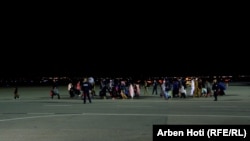 Dolazak prve grupe Afganistanaca na aerodrom u Prištini (29. avgust)