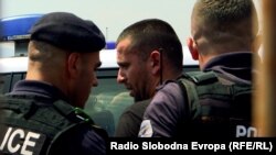 Kosovska policija privodi Rista Jovanovića (28. jun 2021.)