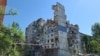 Зруйнована російськими обстрілами багатоповерхівка у Покровську, травень 2025 року