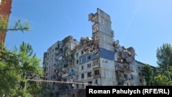 Imagine din Pokrovsk, din mai 2025. Blocul a fost lovit de o bombă rusească glisantă.