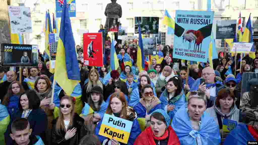 Tüntetők Ukrajna himnuszát éneklik a Downing Streeten, a Keir Starmer brit miniszterelnök által rendezett, az európai biztonságról és Ukrajnáról szóló európai vezetői csúcstalálkozó napján Londonban 2025. március 2-án