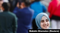 Da li će kodeks zabraniti nošenje hidžaba (na fotografiji) ili isticanje nekog hrišćanskog simbola kao što je krst?