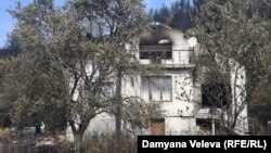 Съседната къща също е изпепелена.