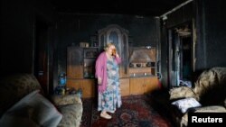 Raisa Marținkevici, o locuitoare din Makiivka al cărei apartament a fost avariat mai demult de o lovitură a trecut prin clipe grele din nou, cu noul atac. 