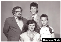 ვალერი როდოსი ოჯახის წევრებთან ერთად ემიგრაციის პირველ წლებში