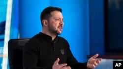 Președintele ucrainean Volodimir Zelenski vorbește în timpul unui interviu la Fox News, după ședința aprinsă de la Casa Albă cu președintele american Donald Trump, la 28 februarie.