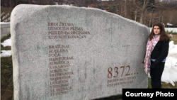 Una Srabović Ryan pored spomen obilježja žrtvama genocida