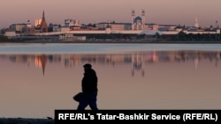 В октябре 2024 года уровень воды в реке Казанке высоким, в водной глади живописно отражался казанский Кремль