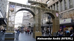Novogodišnja kapija na ulazu u Knez Mihailovu ulicu u centru Beograda