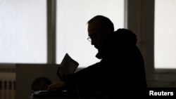 Osoba glasa na parlamentarnim izborima u Prištini