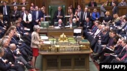 Jedan od razloga za blokadu britanskih institucija je što su, prema rečima Vernona Bogdanora, profesora Kings koledža u Londonu, skoro 75 odsto poslanika u Donjem domu britanskog parlamenta pristalice ostanka u EU