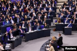 Puterea unei coaliții CDU-SPD va ține de împărțirea celor 630 de mandate parlamentare. Cu cât mai puține partide intră în parlament (de exemplu, dacă formațiunea BSW va rămâne pe afară cu 4,97%), cu atât mai multe mandate vor avea cele două partide.