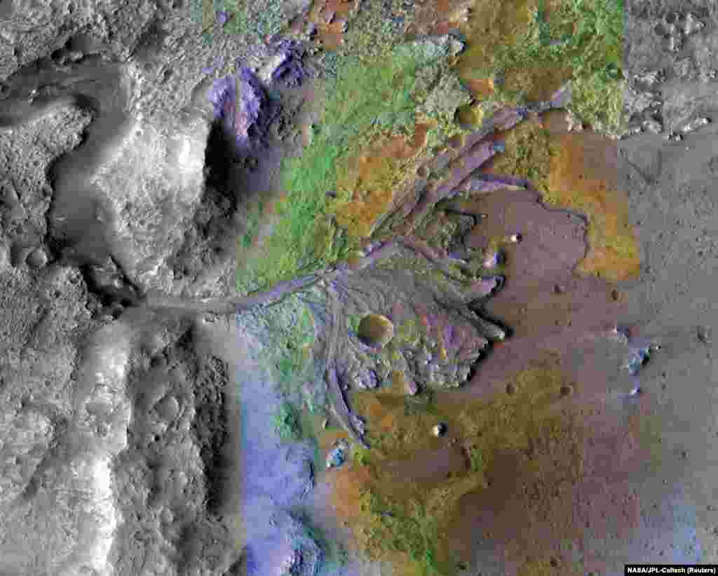 Krater Jezero na Marsu: ušće koje je napravila voda i sedimentacija prikazani na fotografiji sa &#39;lažnom&#39; bojom