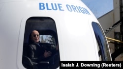 Jeff Bezos u maketi New Shepard rakete u Koloradu