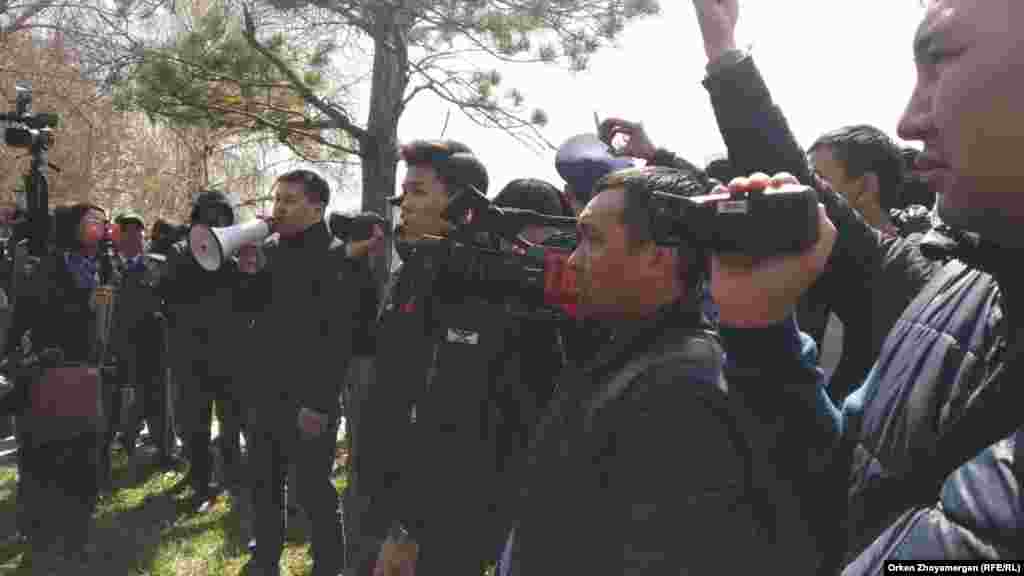 Люди, снимающие акцию протеста на смартфоны и видеокамеры. Нур-Султан, 1 мая 2019 года.&nbsp;