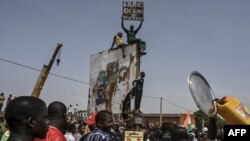 Mbështetësit e liderëve ushtarakë të Nigerit, duke kërkuar tërheqjen e ushtrisë së Francës nga ky shtet, 2 shtator 2023.